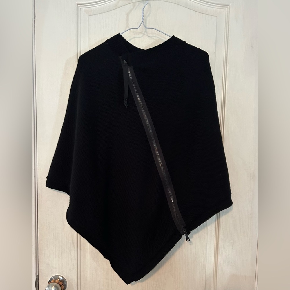 Lululemon Black Poncho On The Go with Zipper Detail